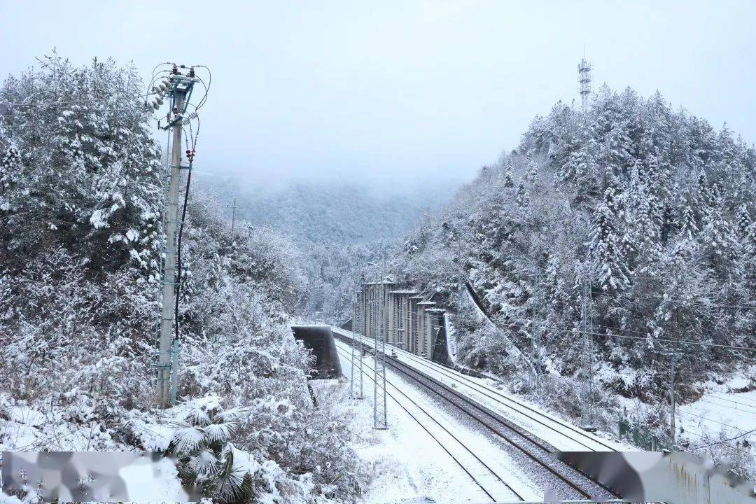 近日,受全国大面积降温降雪影响,达州电务段管内齐岳山站再次迎受寒流