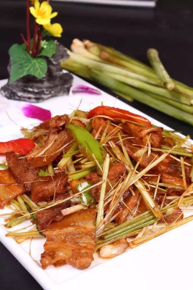 香茅草炒海猪肉5创意由来:大仙醉鹅选香牛大骨熬成高汤,浸煮带皮香