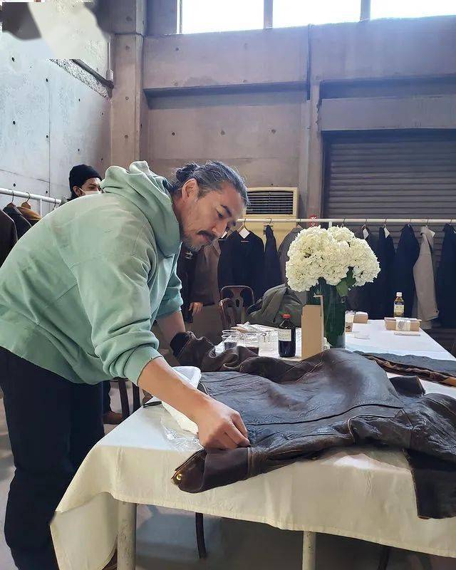 visvim中村世纪对现代世界感到麻木,开着他60岁的保时捷356 Pre-A回归自然_搜狐汽车_搜狐网