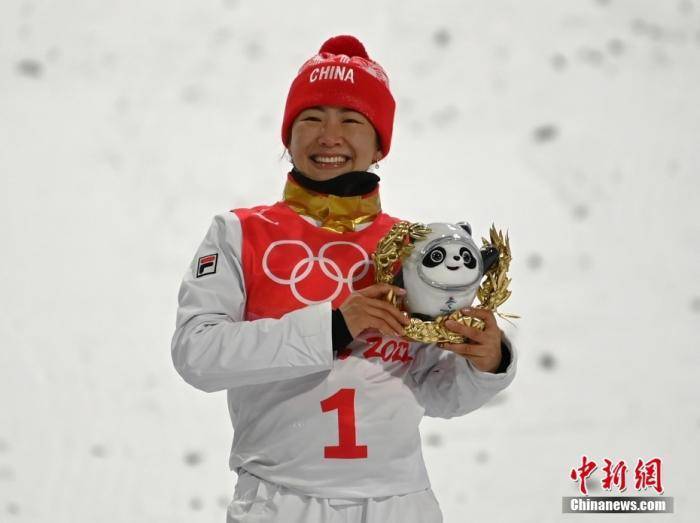 但14日夺得北京冬奥会自由式滑雪女子空中技巧冠军的中国名将徐梦桃