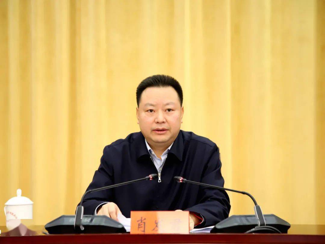 州委副书记,州委政法委书记肖发君作工作部署肖发君在作工作部署时