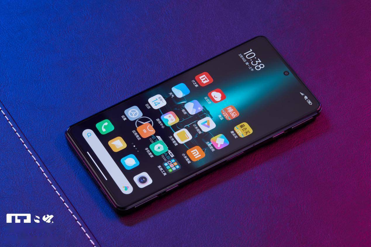 Redmi K50 冠军版图赏：AMG 联名、磁动力肩键加持的硬核手机