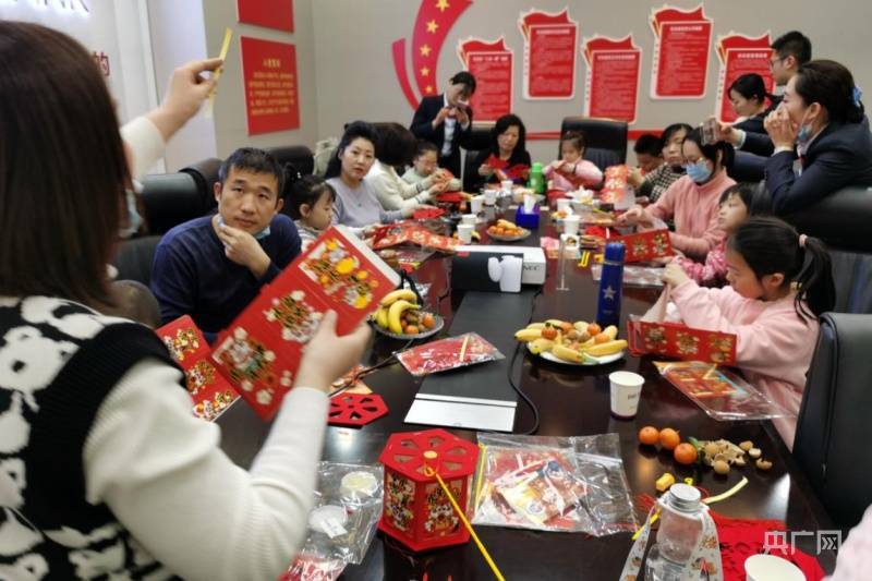 猜灯谜同欢乐浦发银行太原分行举办元宵节主题活动