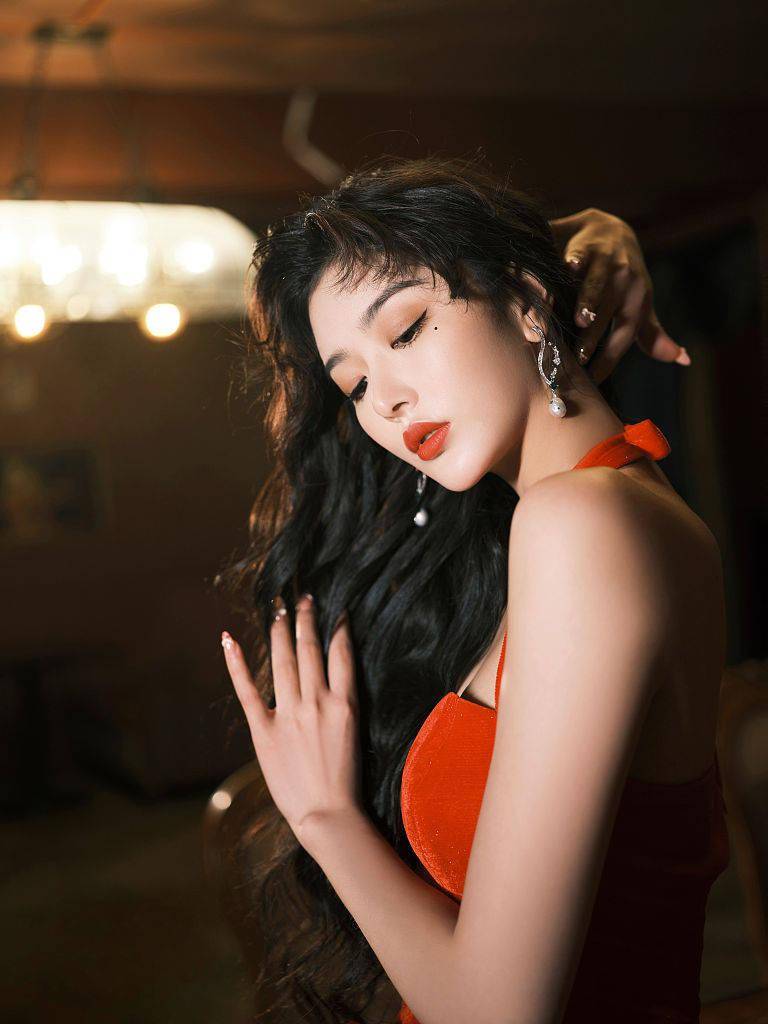 孔雪儿元宵节写真曝光红裙大波浪化身港风美人