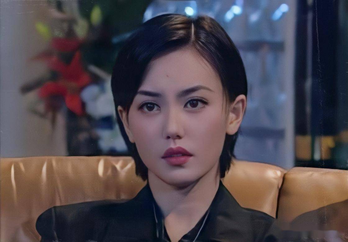 最美殷素素曝近况合作高圆圆让她走红49岁依旧青春靓丽