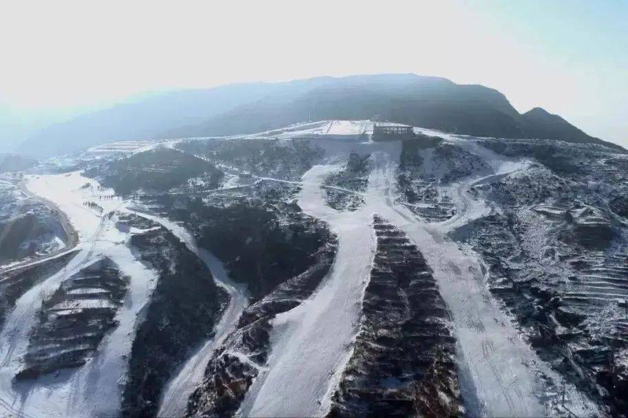 如果你是滑雪爱好者,一定对位于巩义市的嵩顶滑雪度假区不陌生.
