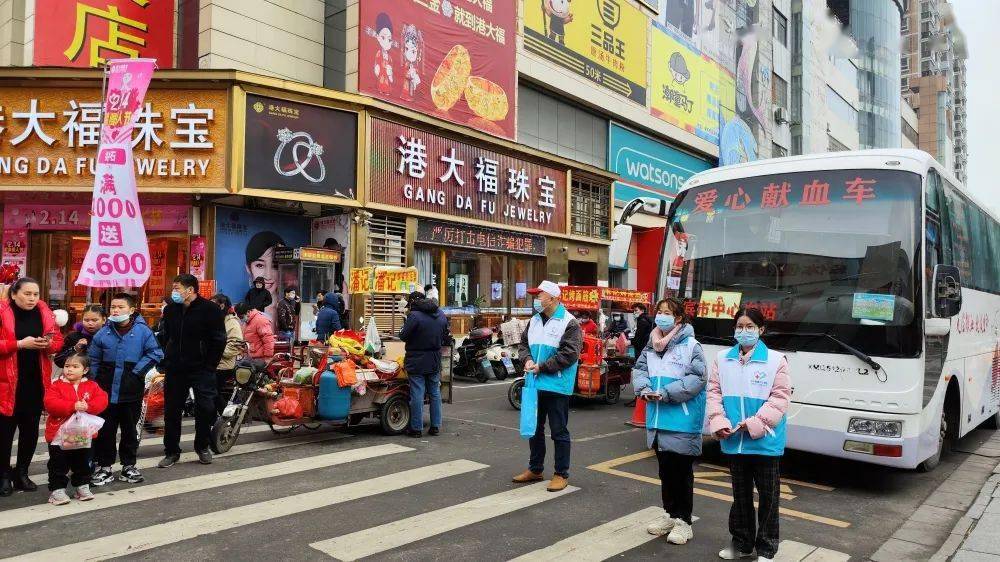 2月10日,在桂中献血屋和迎宾广场献血点,来宾市红十字志愿服务队秘书
