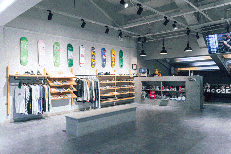 从店内装修到潮牌商品都焕然一新升级后的全新滑板店江湾体育场环廊
