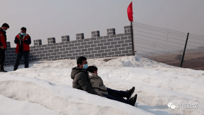 日前,薛庄滑雪场一派热闹景象,雪地坦克等冰雪运动项目,吸引许多游客