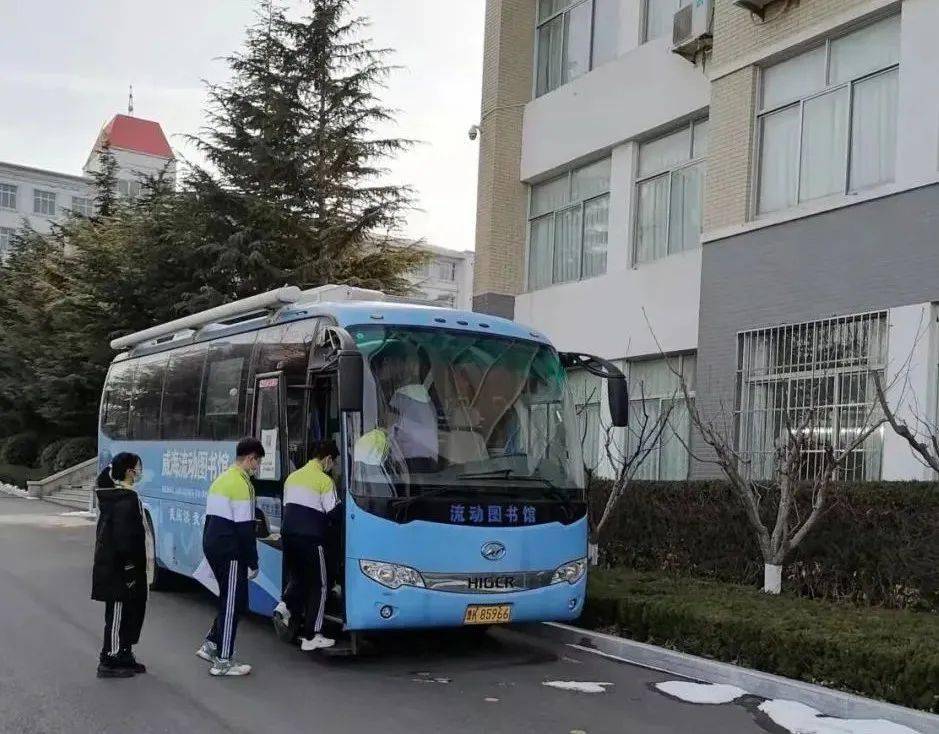 "2022年流动图书馆车进校园活动"准时重启_市图书馆_威海市_师生