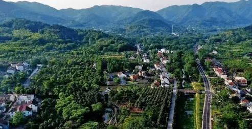 海拔455米,是一座刀削般直立的山峰百花寨,馬槽山區群峰之一西接馬槽