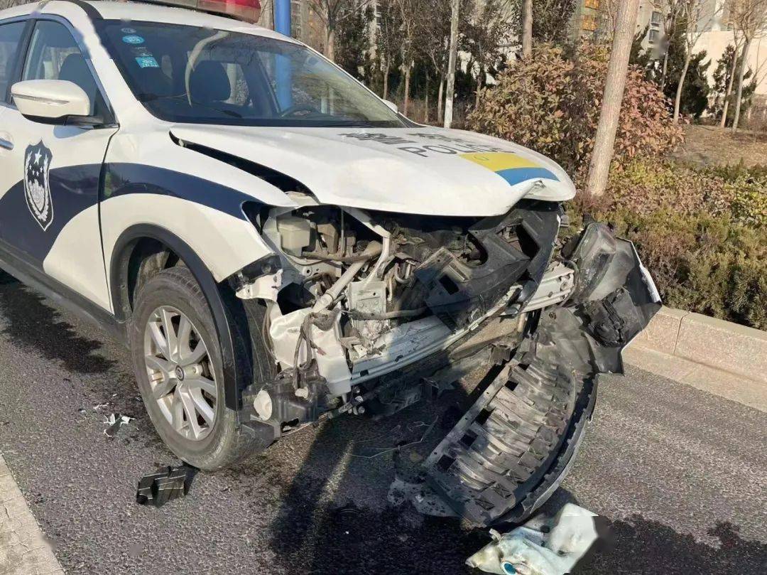 二次酒驾闯岗撞警车