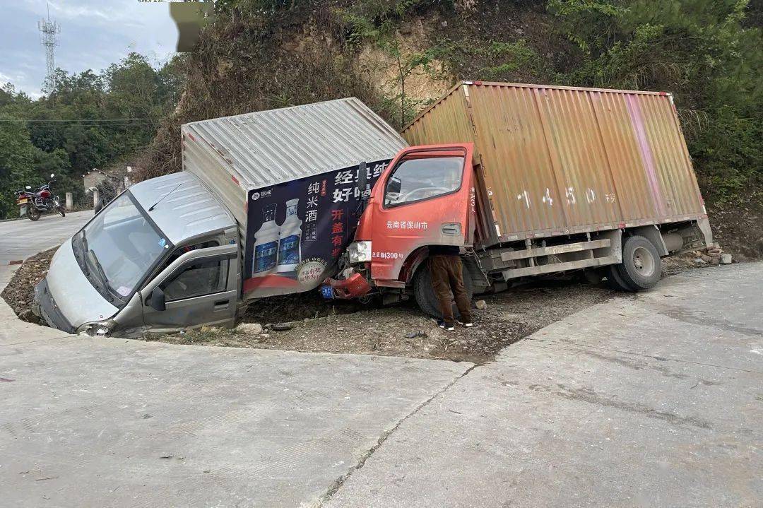 【昌宁大队】两辆小货车追尾1人被困 保山昌宁消防紧急救援_人员_进行