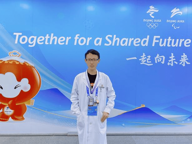 冬奥志愿者,每个人都是燃烧的雪花_冬奥志愿者雪中坚守岗位_赵泽华