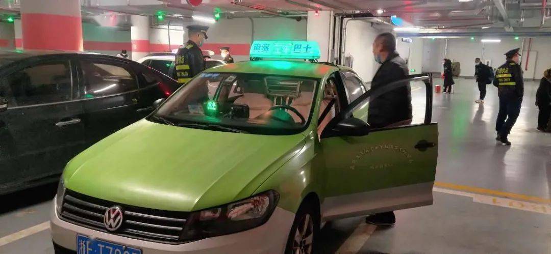 922关注 | 嘉兴火车站出租车私自揽客情况_乘客_执法人员_陈翔