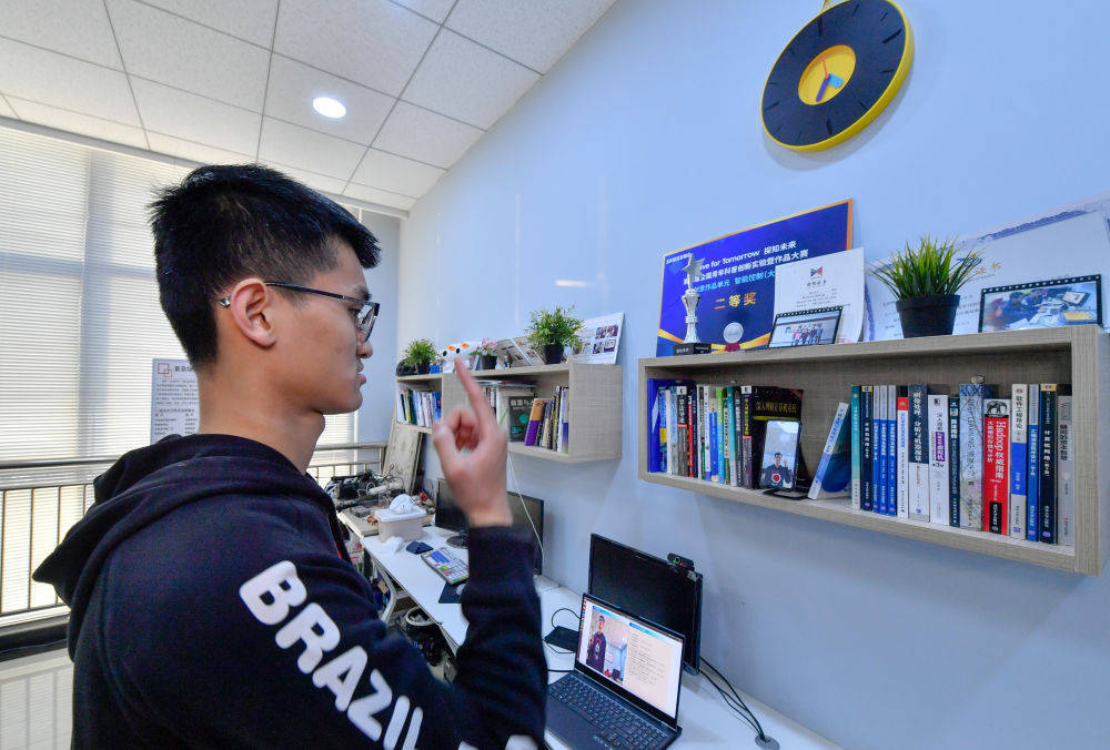 技术|教AI主播打“手语”：一份专属听障人士的“冬奥礼物”| 快评