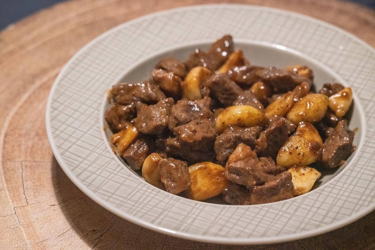 牛肉的神仙吃法,蒜香口蘑牛肉粒!鲜嫩多汁,好吃不胖_大块儿_彩椒_买的