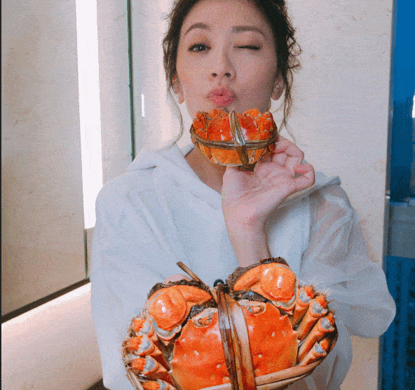 殷桃黄晓明离婚真相意想不到，因前任炸出火辣沙滩泳装照，惹上亿直男深夜痛哭失眠，网友：秒懂！这“冻龄”状态绝了！