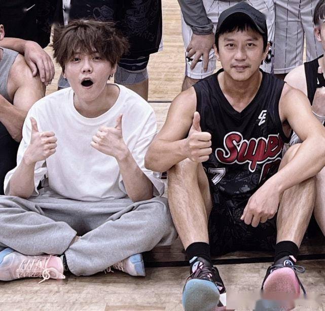 鹿晗邓超撒贝宁打篮球被偶遇 鹿晗白t灰运动裤似高中生_网友_什么