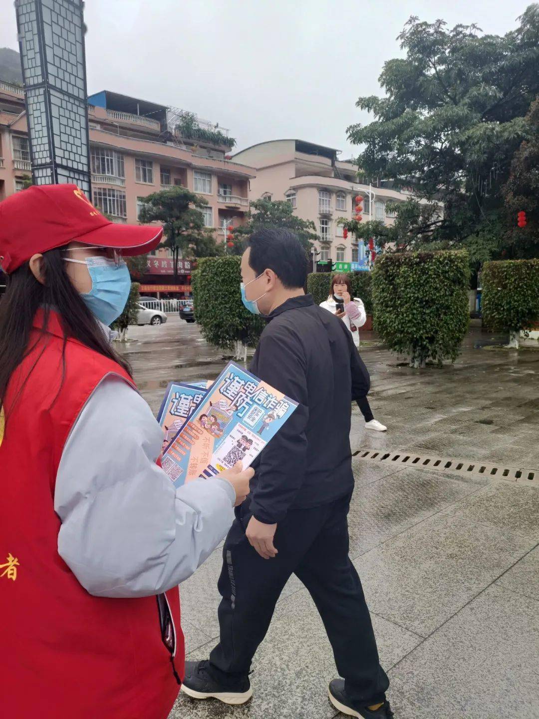 预防诈骗那坡县返乡大学生志愿者助力国家反诈中心app安装宣传