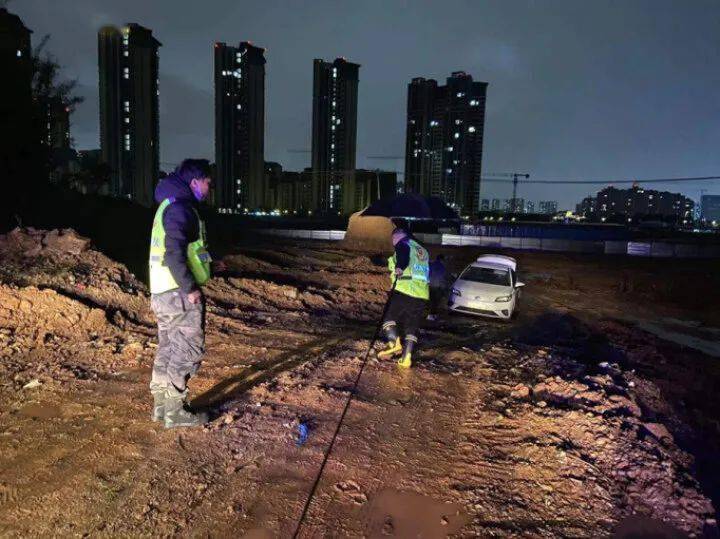 据该中心道路救援队队长张红山介绍,在三新村受困的是一辆货拉拉车,该