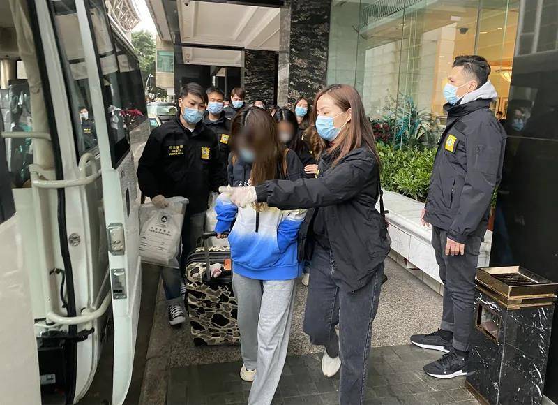 澳门警方侦破跨境卖淫案：拘捕8名男女，查获两万余个安全套 (图1)