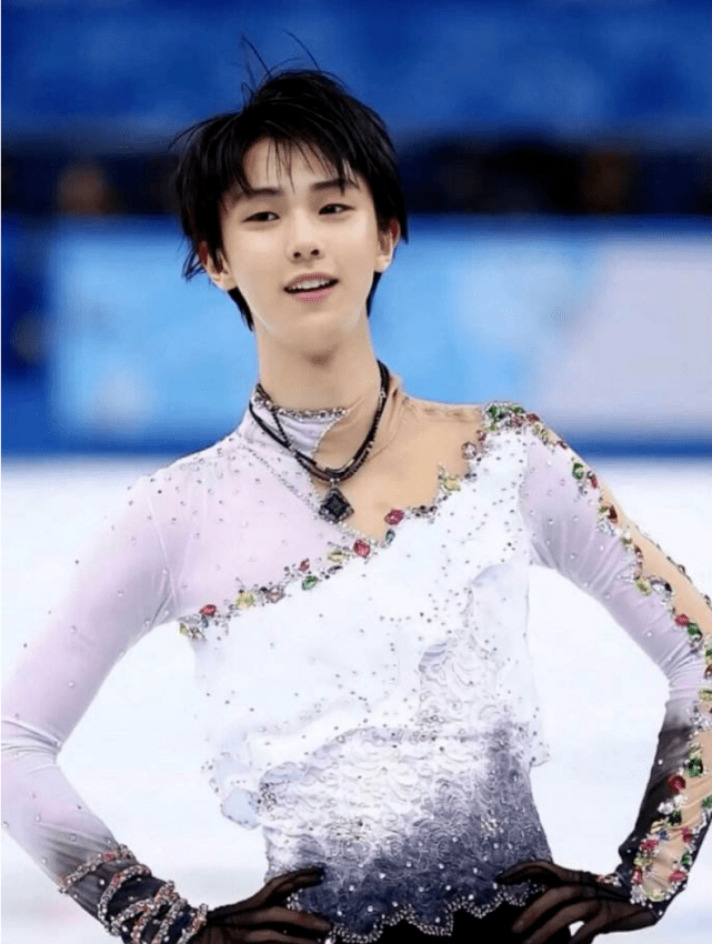 太疯狂羽生结弦乘车返回日本遭粉丝蹲点追车本人做手势阻止