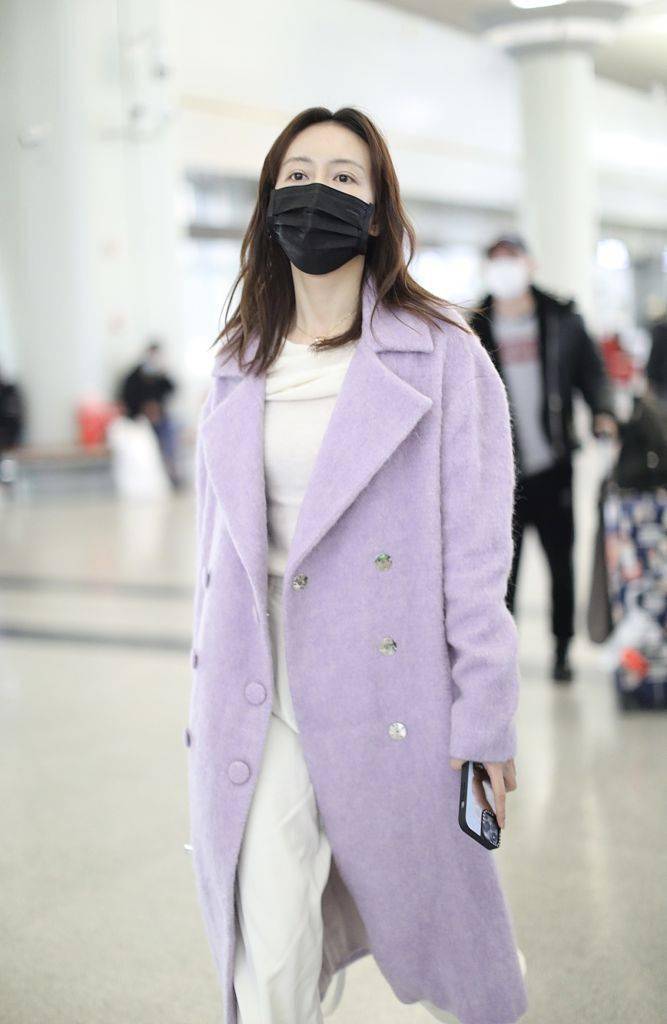 王鸥穿丁香紫呢大衣白色阔腿裤 背hermes手袋优雅靓丽_kelly_机场