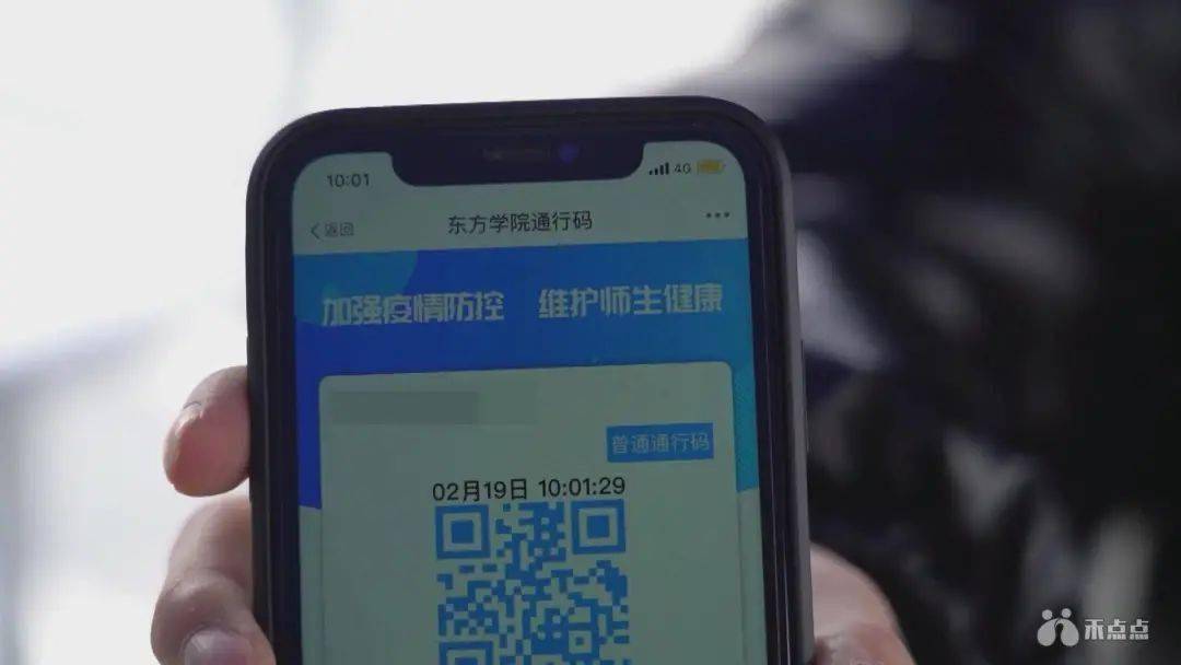 学生们戴着口罩,有序检查健康码,行程卡,外省回来