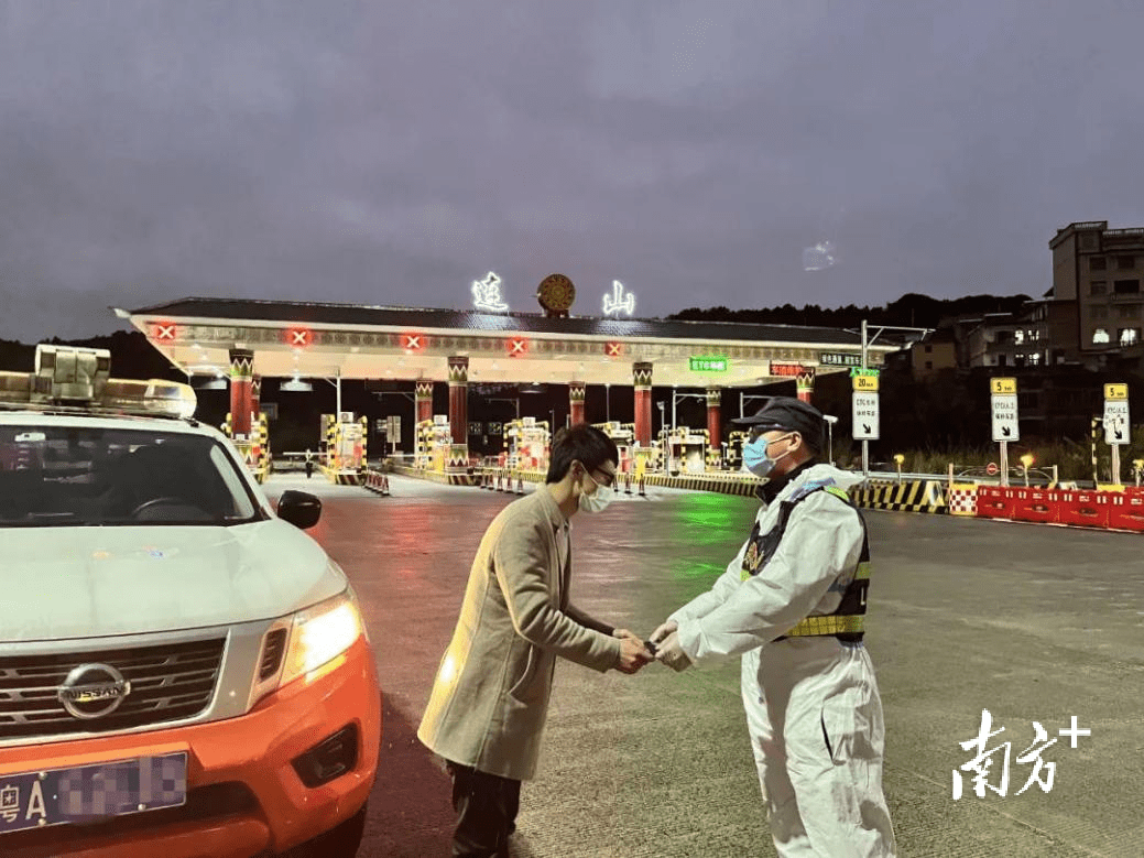 "2月17日下午,在二广高速连山收费站外广场,车主段先生从路鹰先锋中队