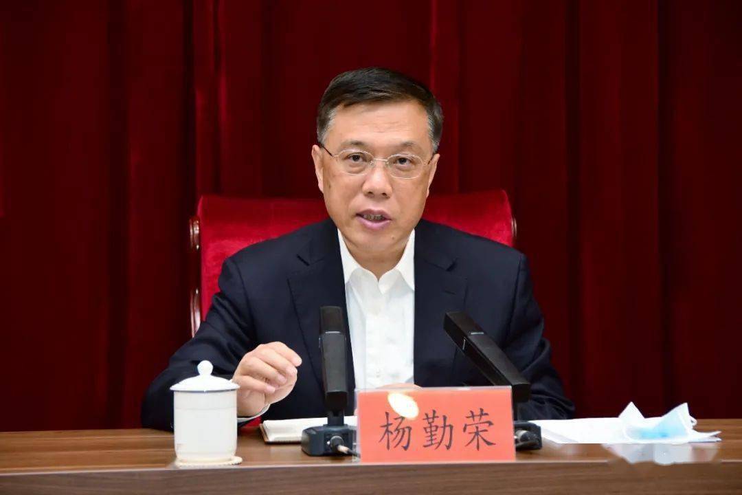 市委书记杨勤荣立即主持召开全市疫情防控工作专题会,分析研判当前