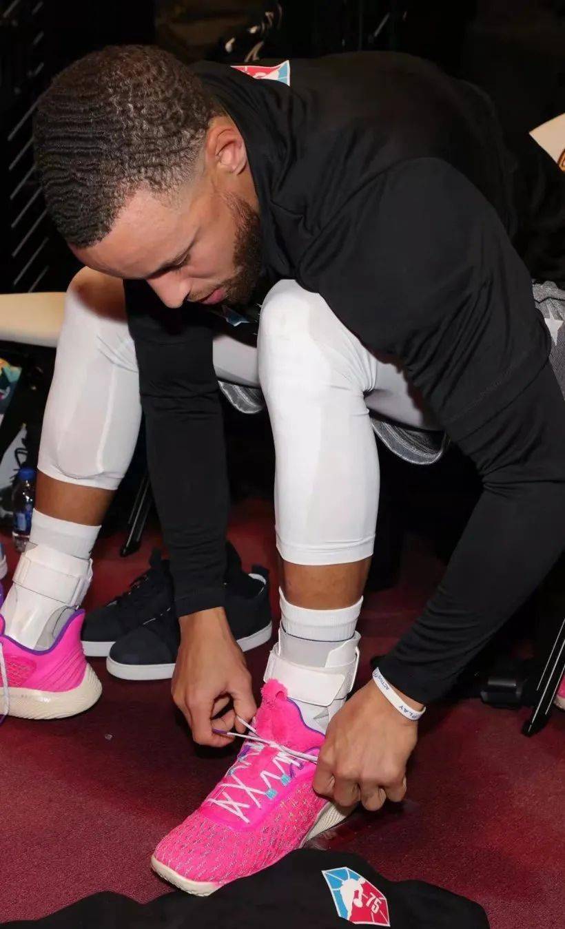 球鞋上脚集锦库里荣膺2022全明星赛mvp