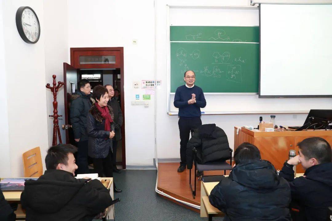 化学系教授孙兴文早上7点45到达西辅楼203教室,看到教室里已经坐满八