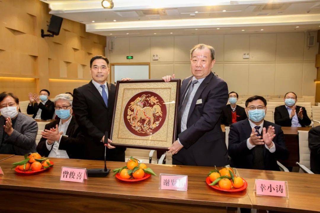 湘桥区委书记曾俊喜为陈伟南先生祝寿,并送上寿礼,谢贤团先生代为接收