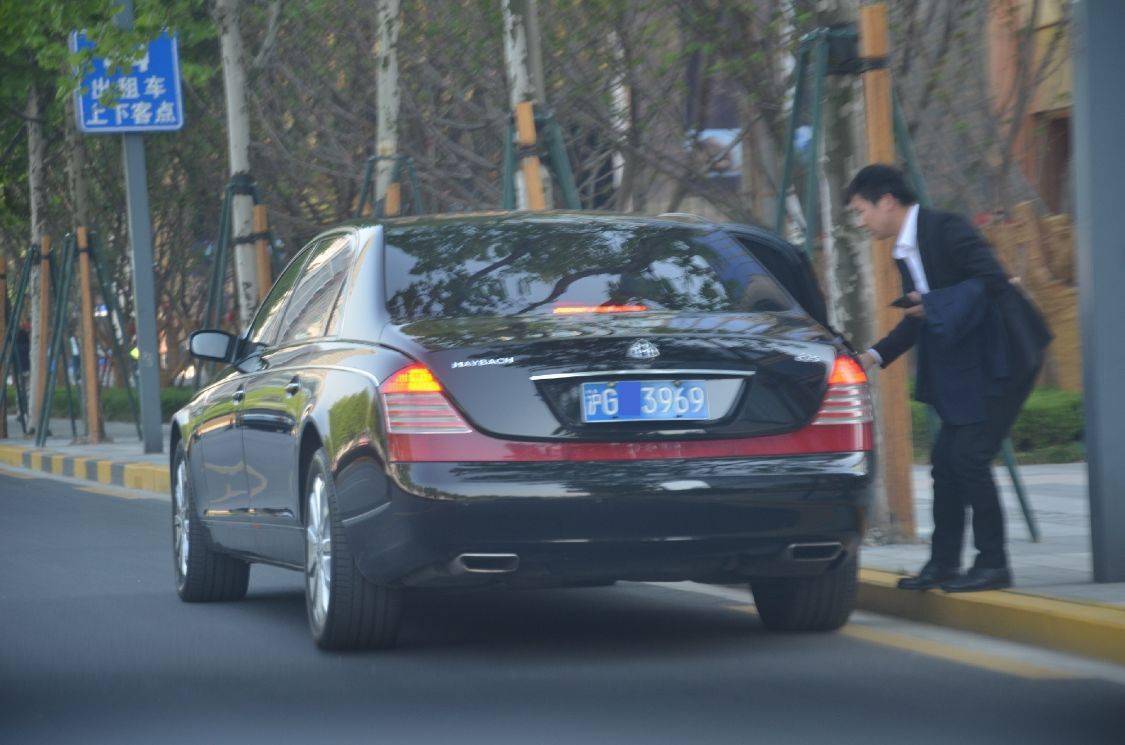 联塑学院门口偶遇黄联禧的迈巴赫62车牌号用公司缩写