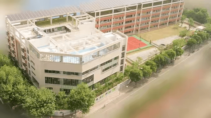 目前虹桥国际学校虽然搬离了动物园校区,但在新校区内建立了全国第一