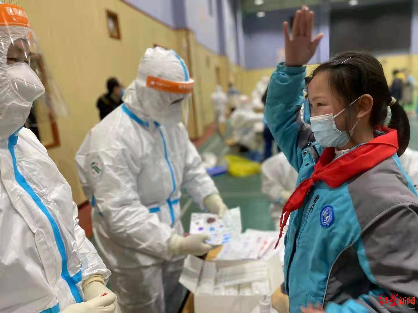 检测|医务人员为学校师生做核酸检测采样 同学们花式致谢