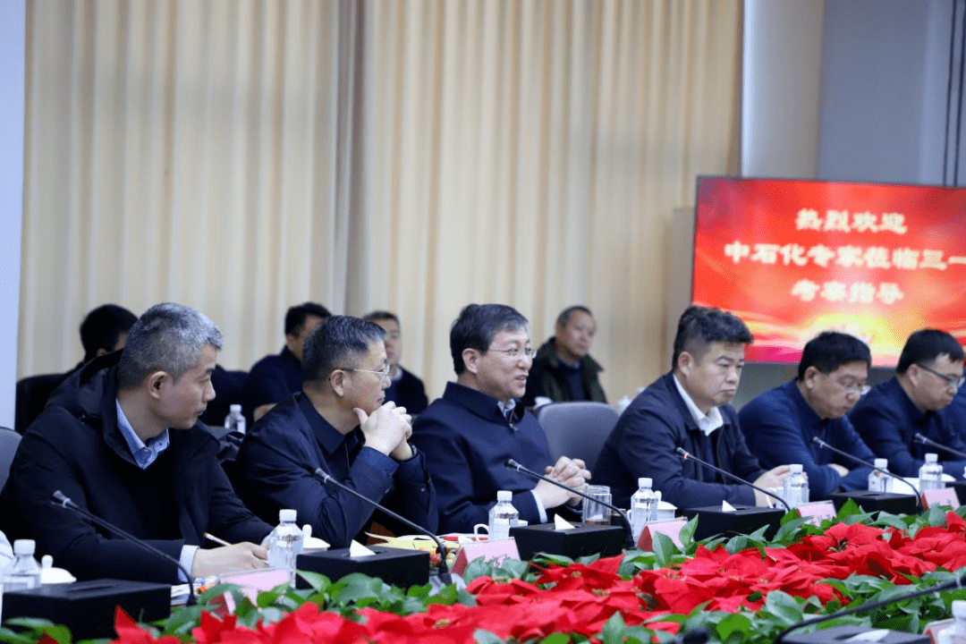 在三一石油装备试验场,董贤勇一行还重点考察了压裂车,仪表车等产品