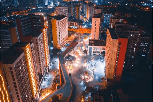 为了富士康华为京东方，成都搞了盘不一样的城市更新