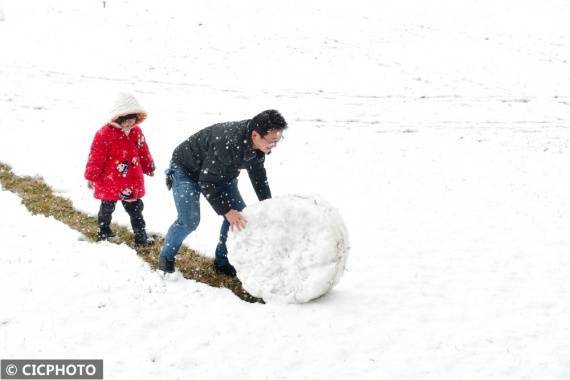 市民|二月春寒雪满山 稚子游人嬉雪欢