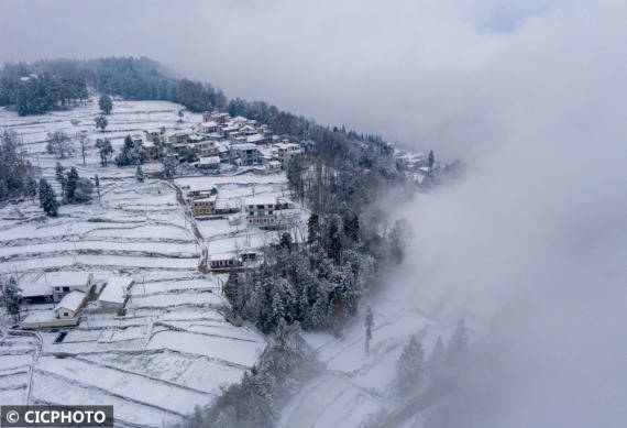 市民|二月春寒雪满山 稚子游人嬉雪欢