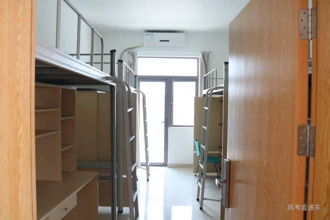 宁波大学宁波大学的甬江公寓毗邻甬江,被大家称为"豪华江景房".