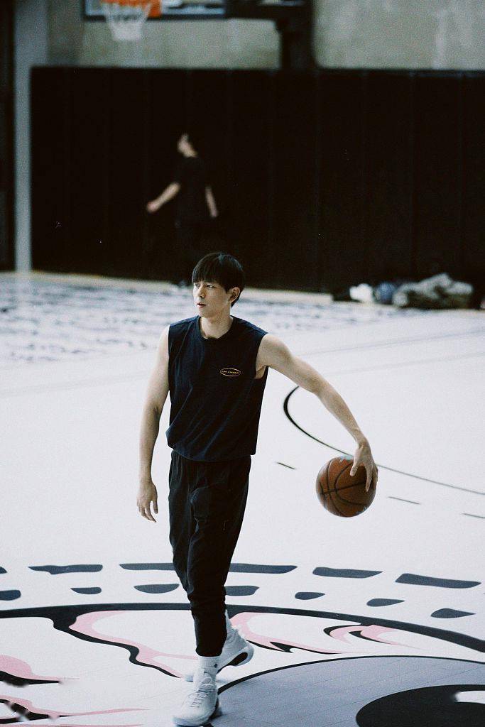 李现卡点发布一组打篮球随拍运动感十足肌肉线条瞩目