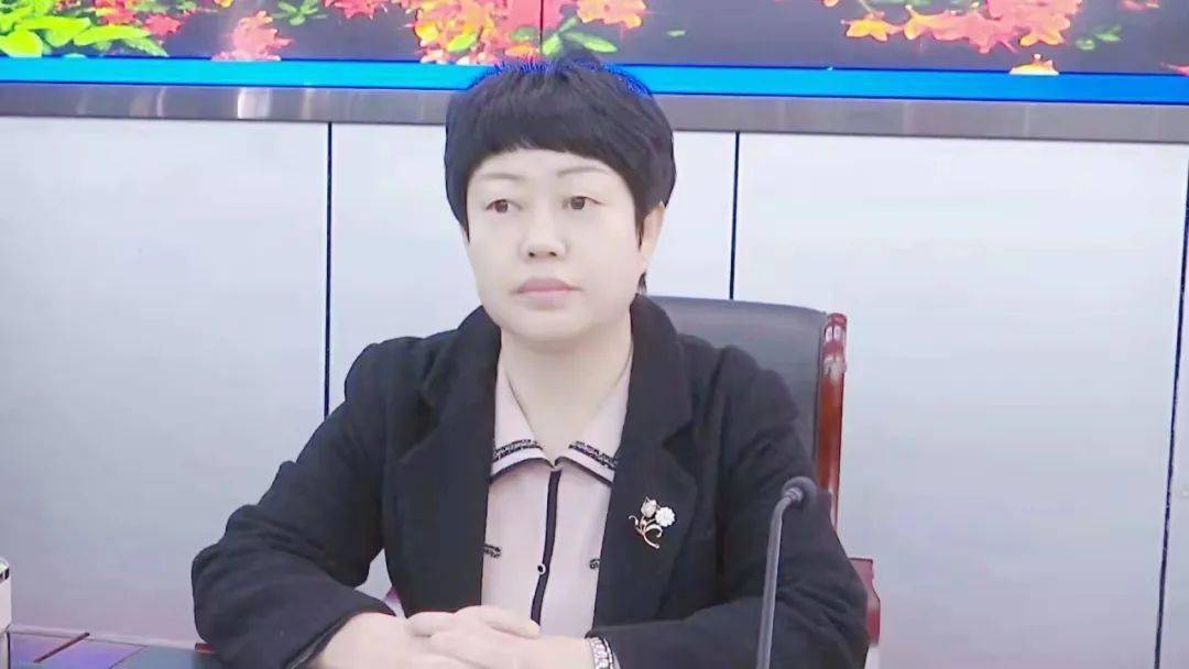 县委书记耿伟平,县委常委,县委办公室主任李昌,副县长陈海霞出席会议.