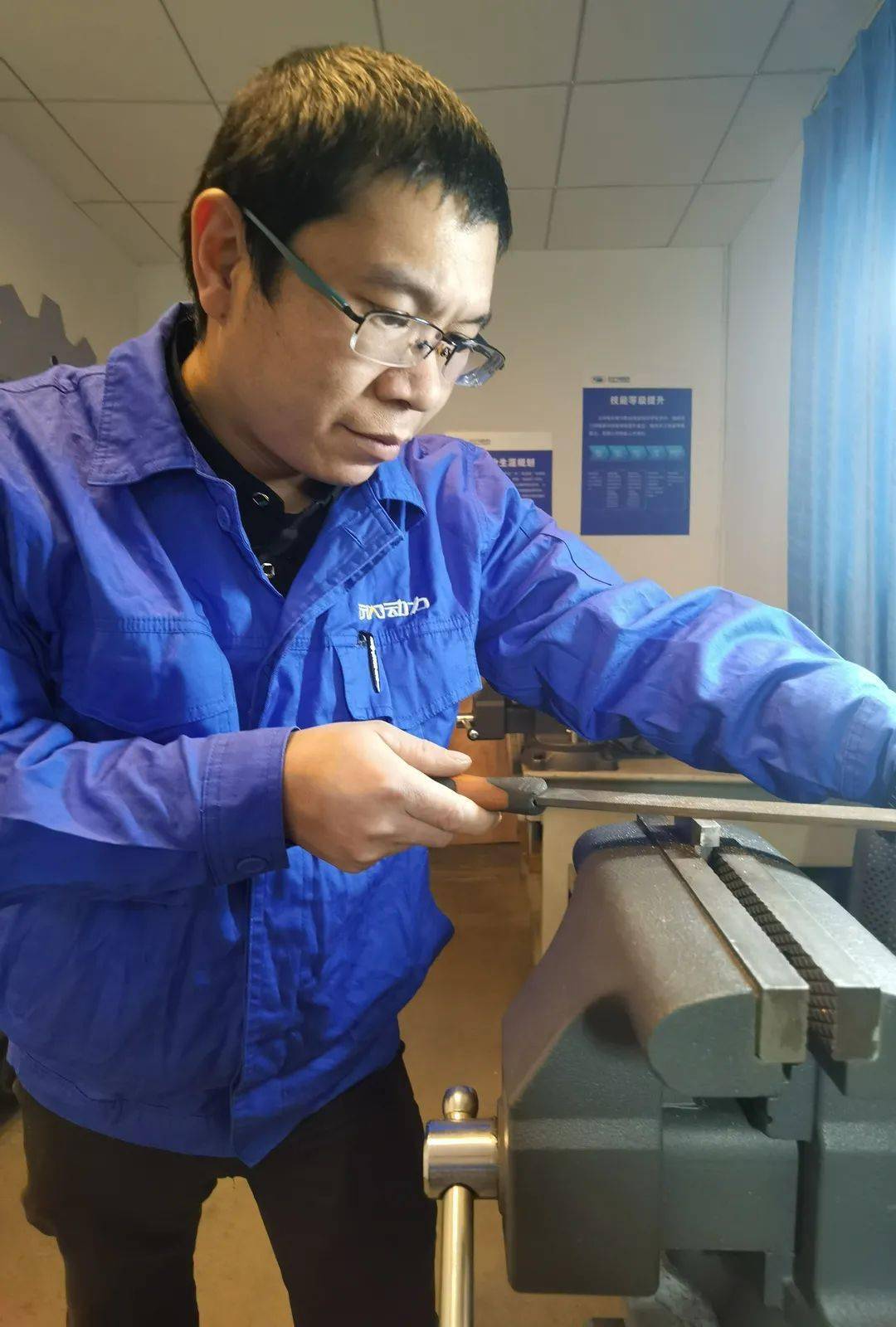 在师傅的耐心教导下,刘洪平虽然很快掌握了钳工的基本技能,但在亲自