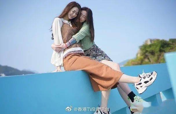 菊梓乔甩绯闻男友陪妹妹唱情歌黄翠如心情好做眼镜娘