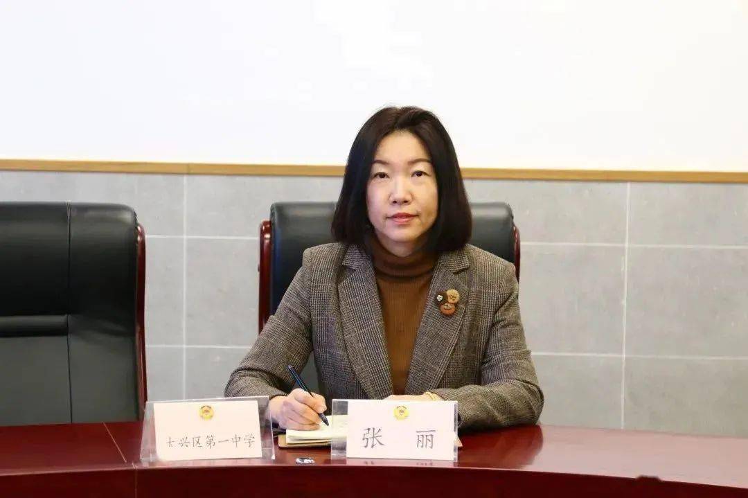 部分师生观摩照片大兴一中书记,校长王宁,通过座谈会的方式与北京