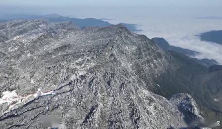 四川|超浪漫！四川苗乡粉色朝霞和春雪绝配