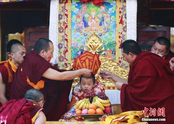 青海塔尔寺第九世格嘉活佛坐床继位