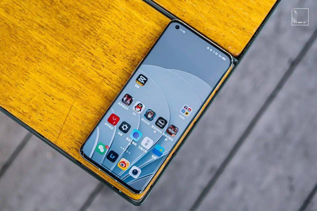 一加 10 Pro 胖达白至尊版图赏，解锁 512GB 的一加旗舰熊猫机